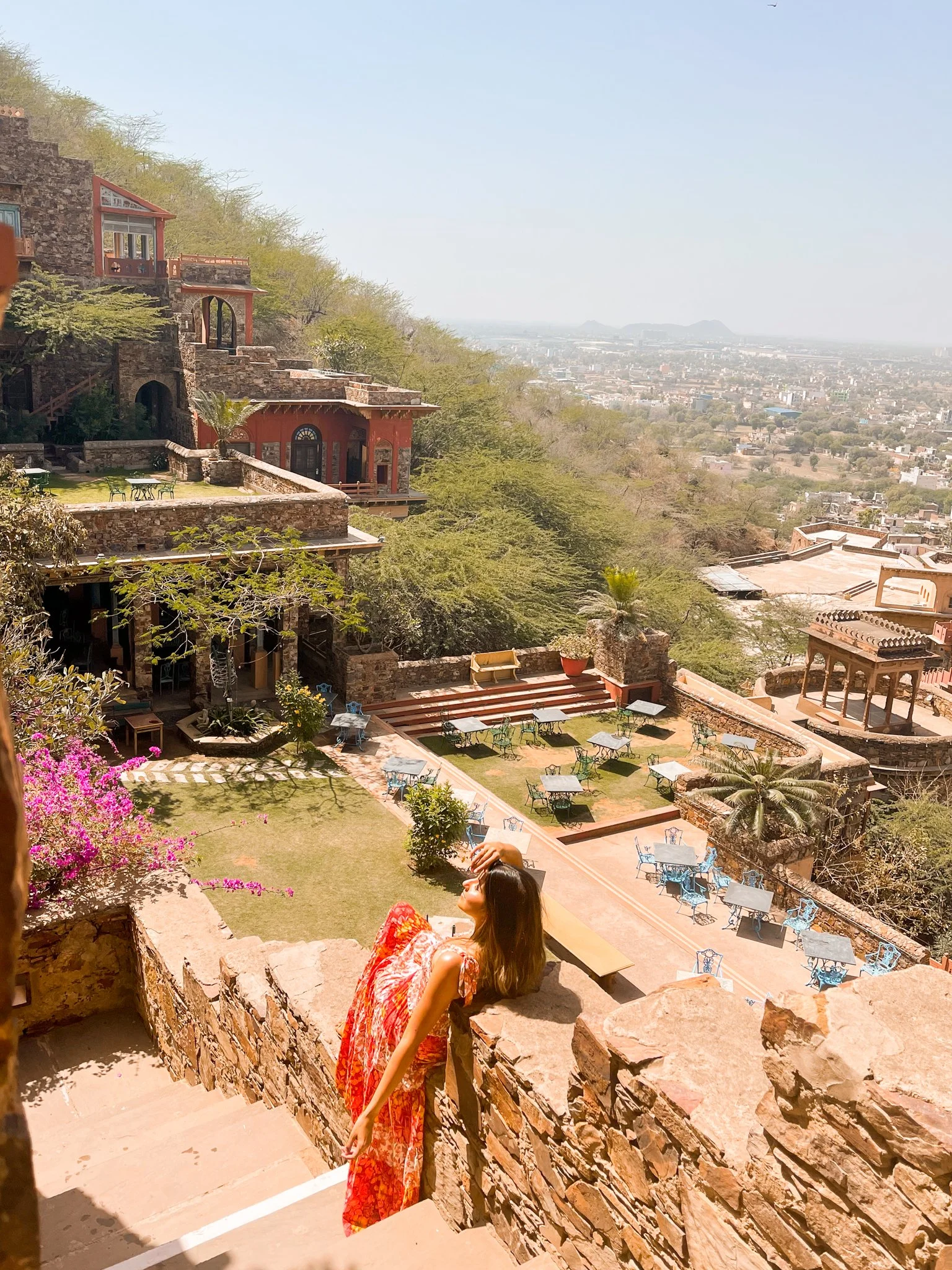 Neemrana sale fort palace
